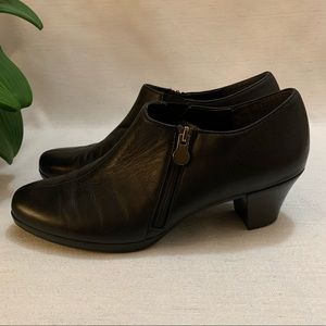 Munro American Black Leather Heeled Booties Woman’s 9.5W